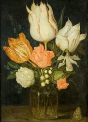 Fleurs dans un petit vase en verre